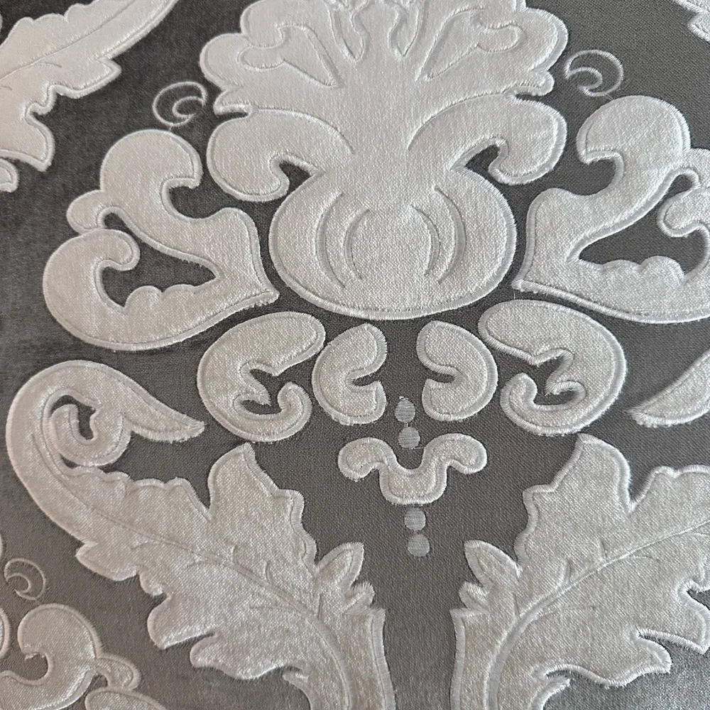 🦋1/2OFF🦋silver and ivory embroidered velvet accent pillow.22x22. Inc down insert - Picture 10 of 10